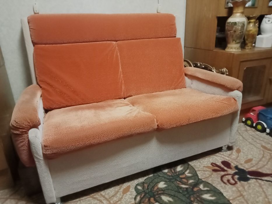 Диван с жур.столиком.