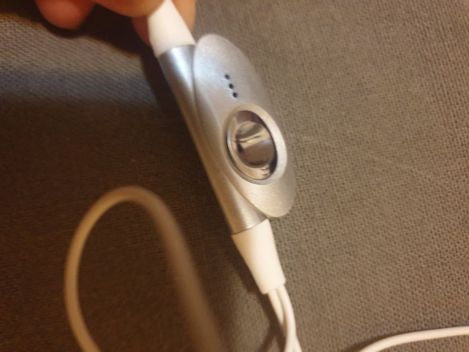 Два вида слушалки стар модел на Samsung и кабел