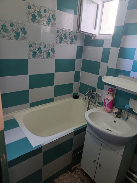 Inchiriez apartament cu 2 camere .