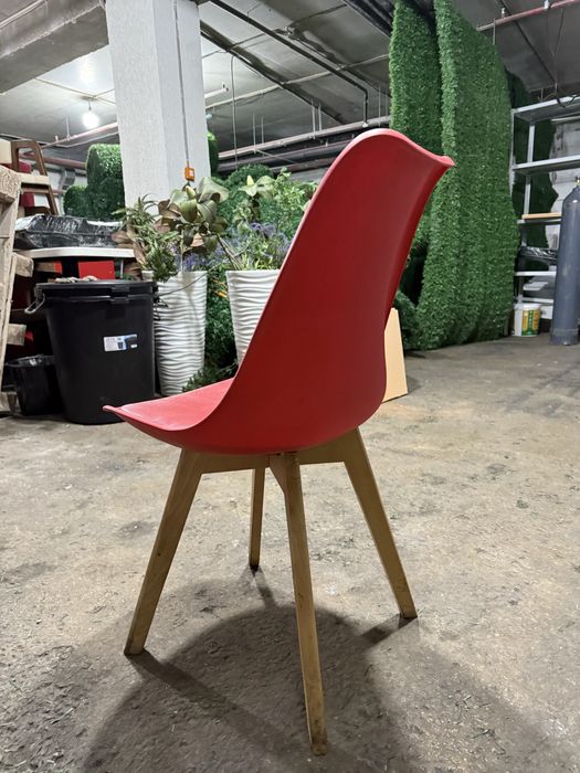 Красные стулья б/у