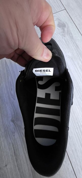 Vand pantofi sport Diesel  marimea 43