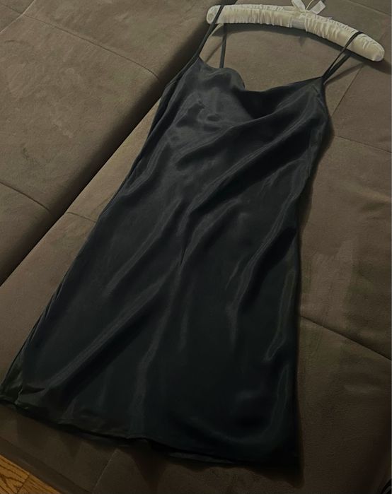 Черна сатенена рокля размер М (нова с етикет)