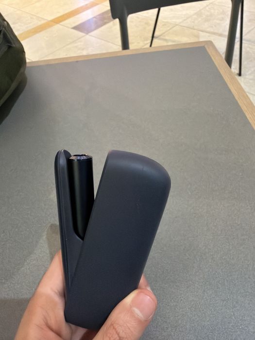 IQOS ILUMA – nou albastru inchis (cu incarcator nou)
