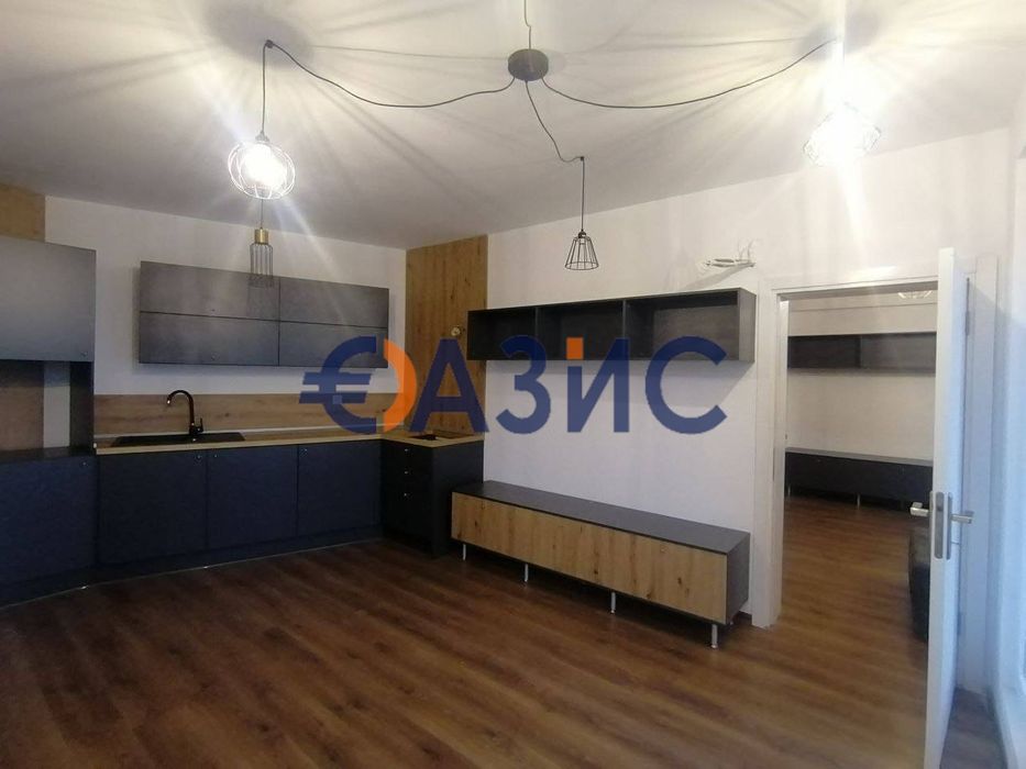 Два 2-стайни апартамента на 4-ти етаж със страничен изглед към морето