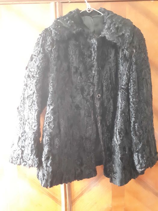 Vand 2 haine de blană naturală bej si negru  cu unele  uzuri la maneci