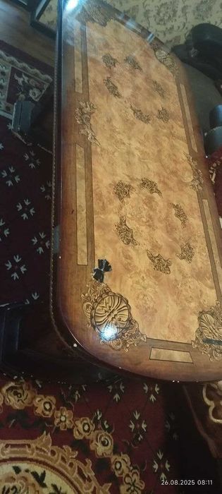 Продается б/у мебель. Уголок и стол