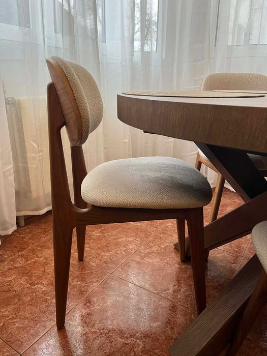 Модерни Масивни Тапицирани Столове