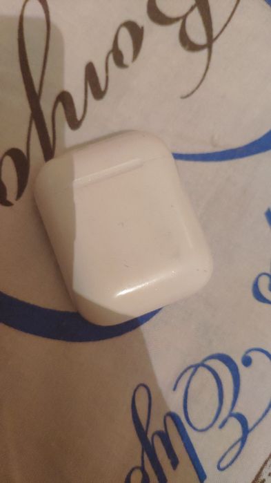 Продам оригинал кейс от Airpods