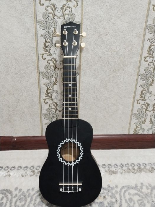 Укулеле сопрано с трещиной дешёвый