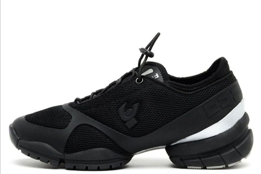 Женские кроссовки