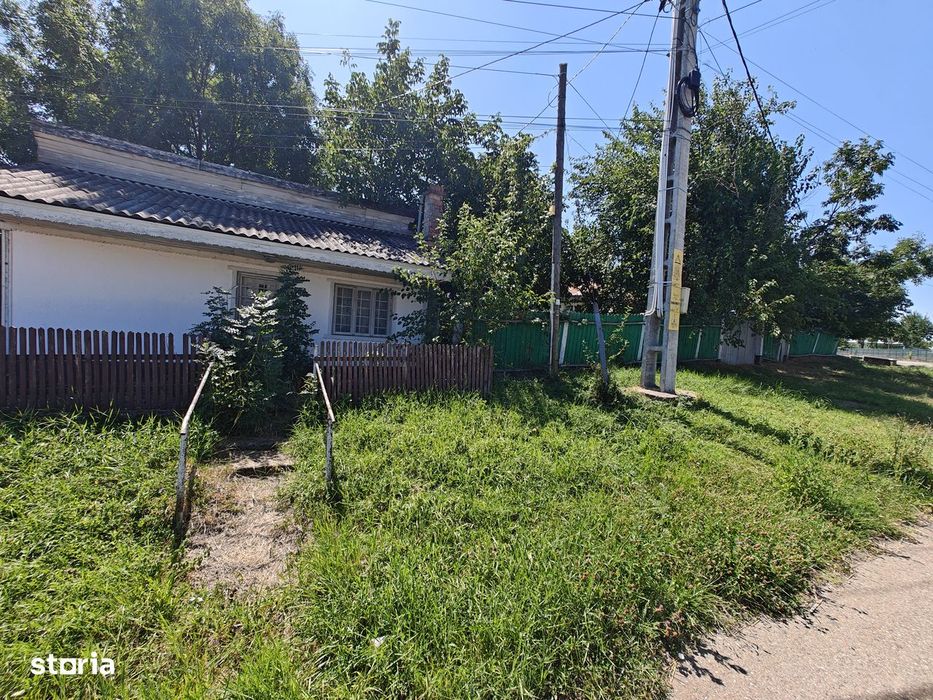 Două case și 9.300 mp de teren în zona Bogdănești