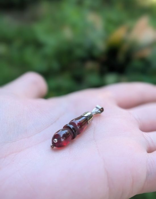 Vechi pandantiv din argint de 925 cu chihlimbar natural presat, cu nuante de cherry rosu
