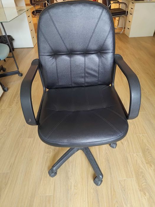 Стол от естествена черна кожа. В отлично състояние. 1бр-90€, 6бр-480€