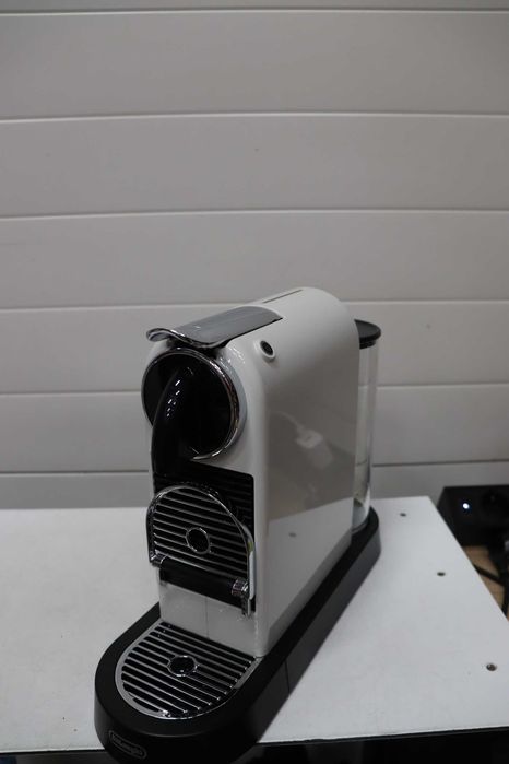 Капсулна машина De'Longhi Nespresso с помпа за високо налягане и перфектен контрол на топлината. Функция за пестене на енергия, без Aeroccino.