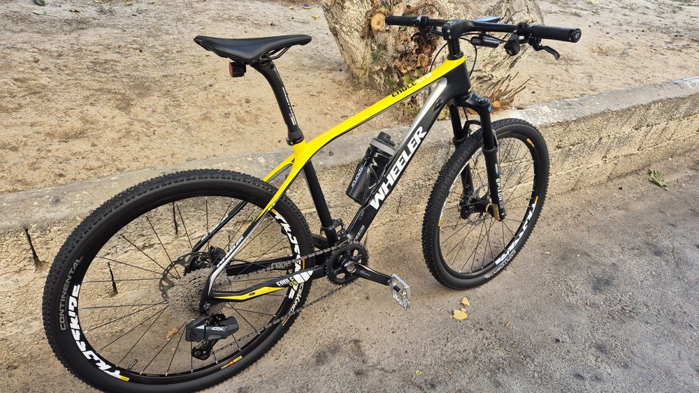 Продам велосипед на карбоновой раме, в идеальном состоянии, торг умест