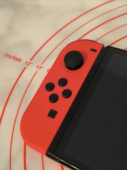 Nintendo Switch OLED – Roșu – Revizuit și gata de utilizare!