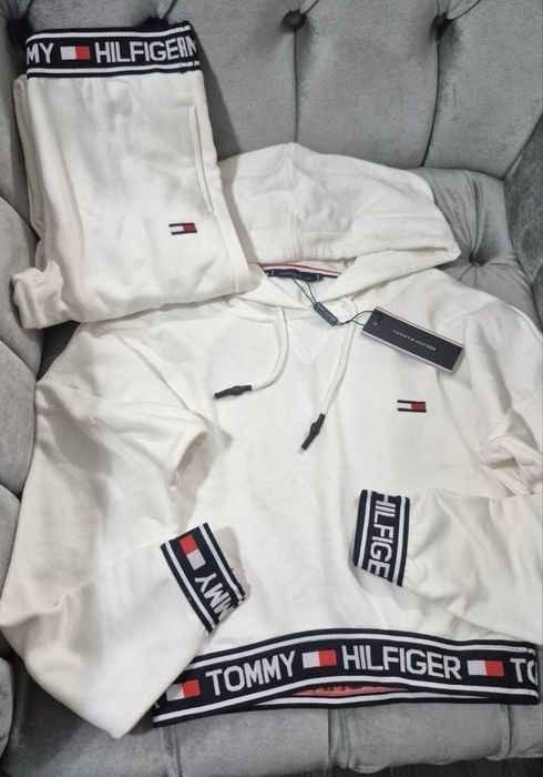 Compleu Tommy  Marimi   XL XXL nu este lucrat oversizer