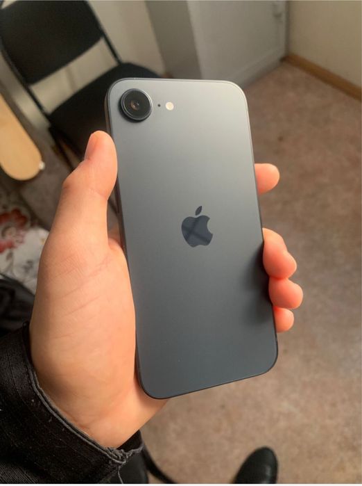 Продам айфон 16 е в отличном состоянии