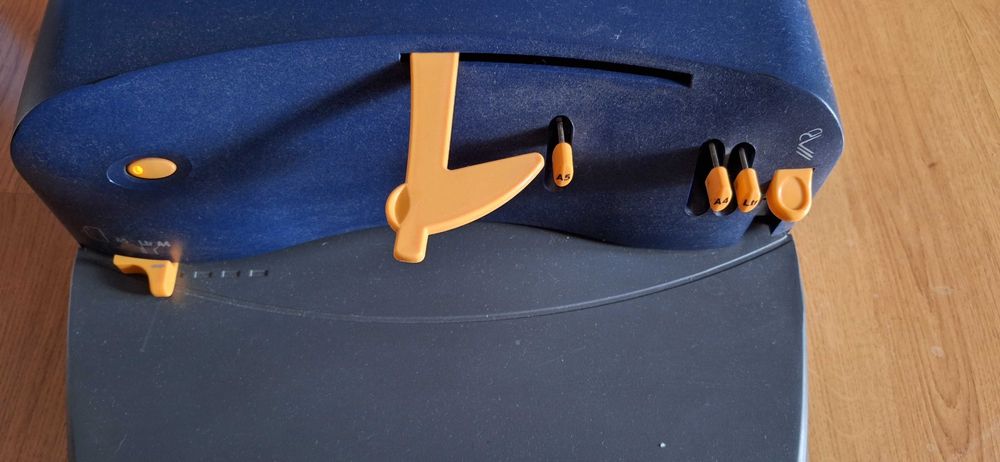 Aparat de indosariat profesional Esselte -perforare automata/electrica