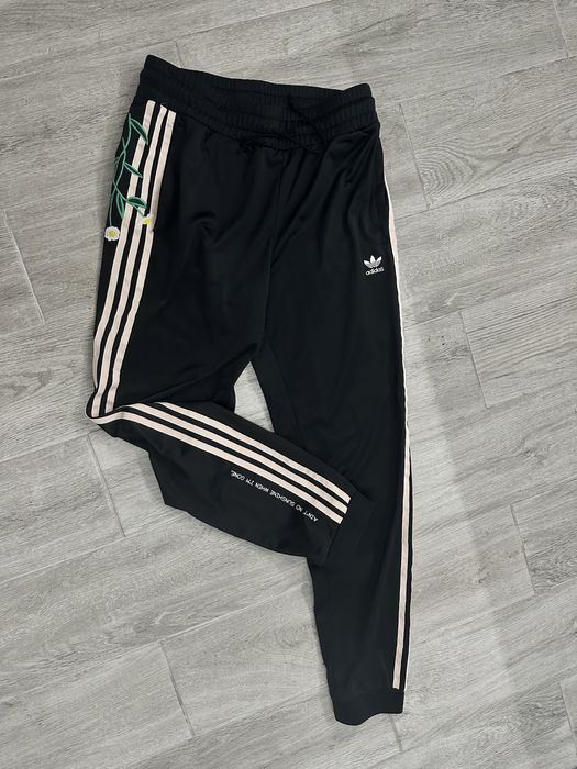 Pantaloni sport adidas cu broderie