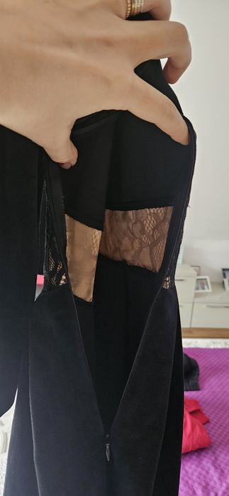 rochie neagră cu mâneci trei-sferturi, cu inserții de dantelă