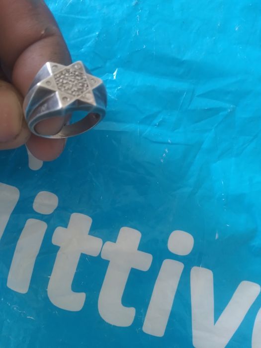 Uzuk va soatlar sotiladi