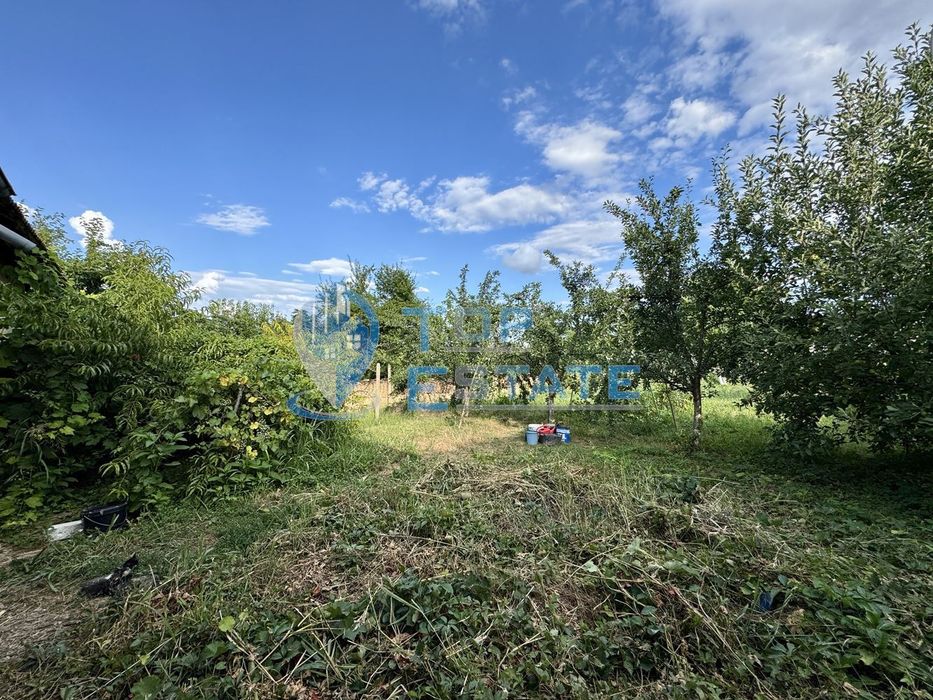 Тухлена къща с кладенец и допълнилна постройка в село Драганово, обла