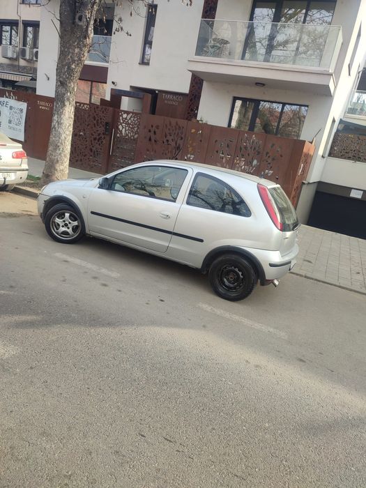 Vând Opel CORSA c motor de 1 2 benzina consum mic proprietar in acte
