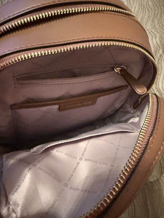 Продавам раница Michael kors