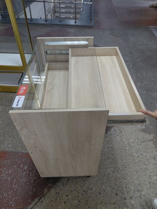 Продам витрины срочно