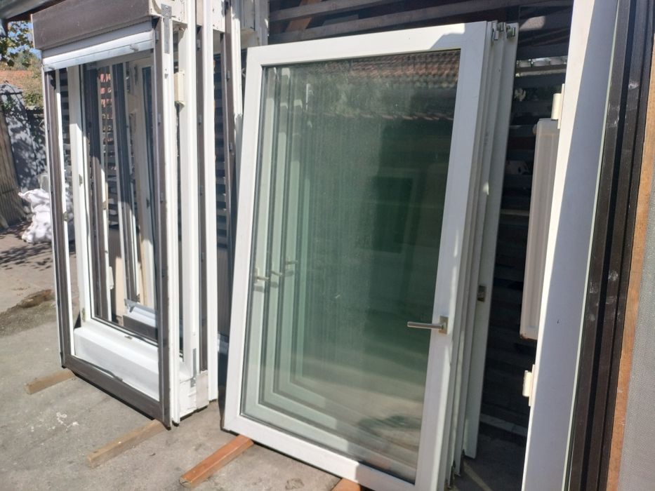 Vând gimuri și uși termopan duble cu rulou alu.