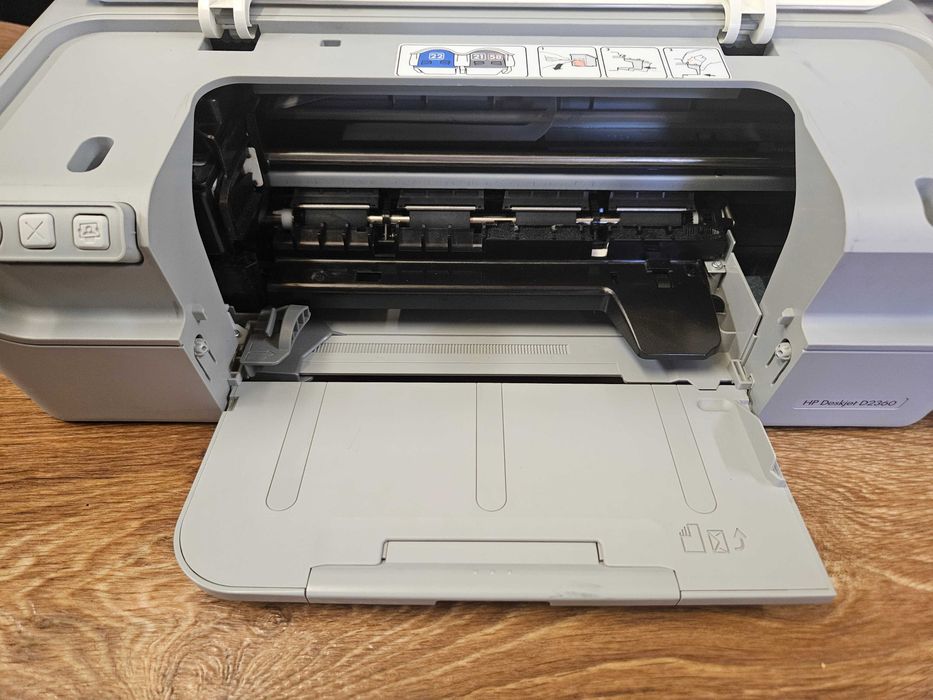 Цветен мастиленоструен принтер HP Deskjet D2360.