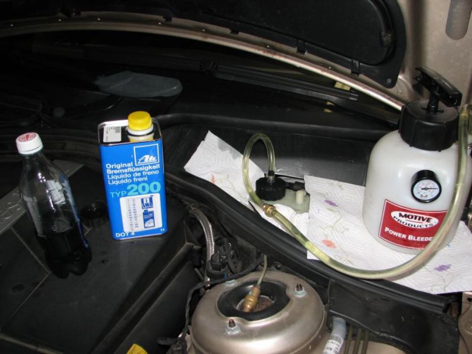 Смяна на спирачна течност с машина под налягане