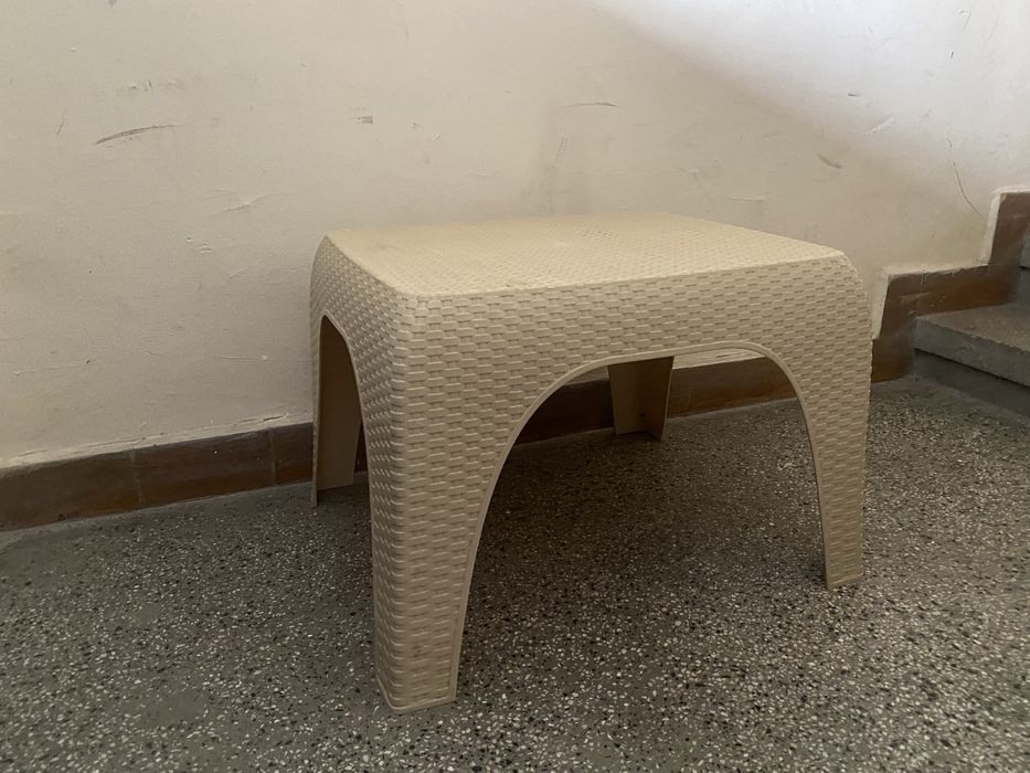Два стола . Пластмасови, плетени. Алуминиеви крака с подлакътници.