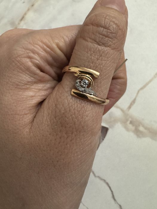 Продам золотое кольцо новое 1 гр с камнем