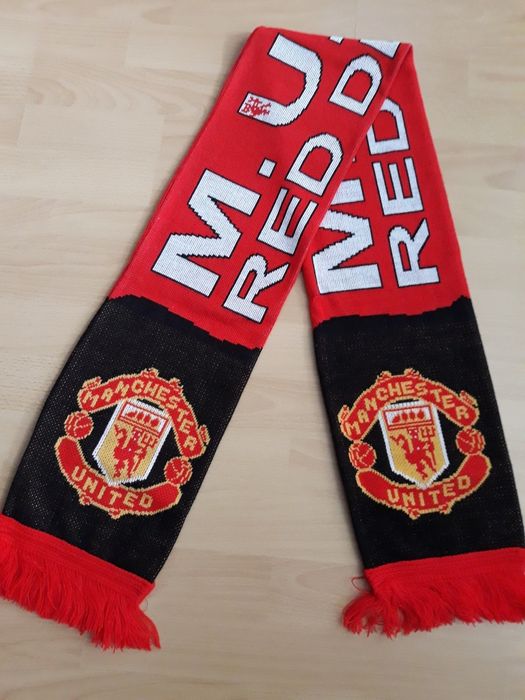 Шапки  и шал ФК"Манчестер Юнайтед" ; шал ФК"Байерн Мюнхен "