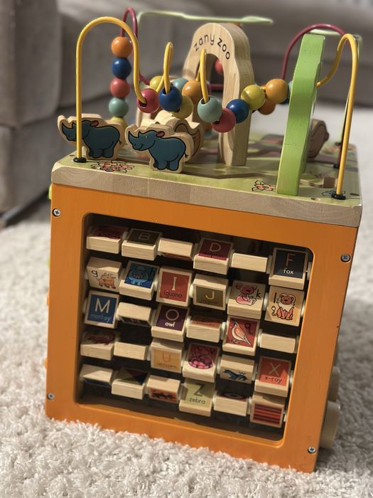 Cub de activități din lemn „Zany Zoo” de la B. toys.