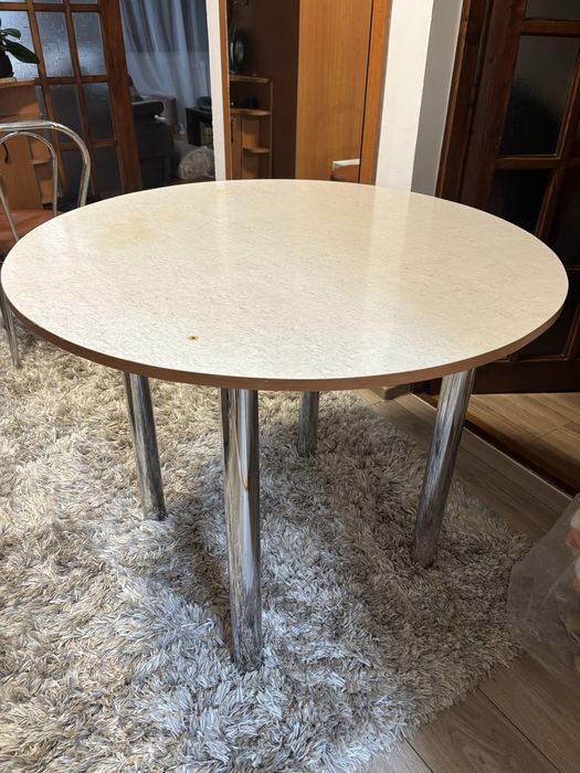 Masa rotunda in stare buna