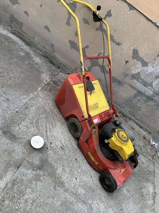 Vand 2 masini de tuns iarba. Nu pornesc