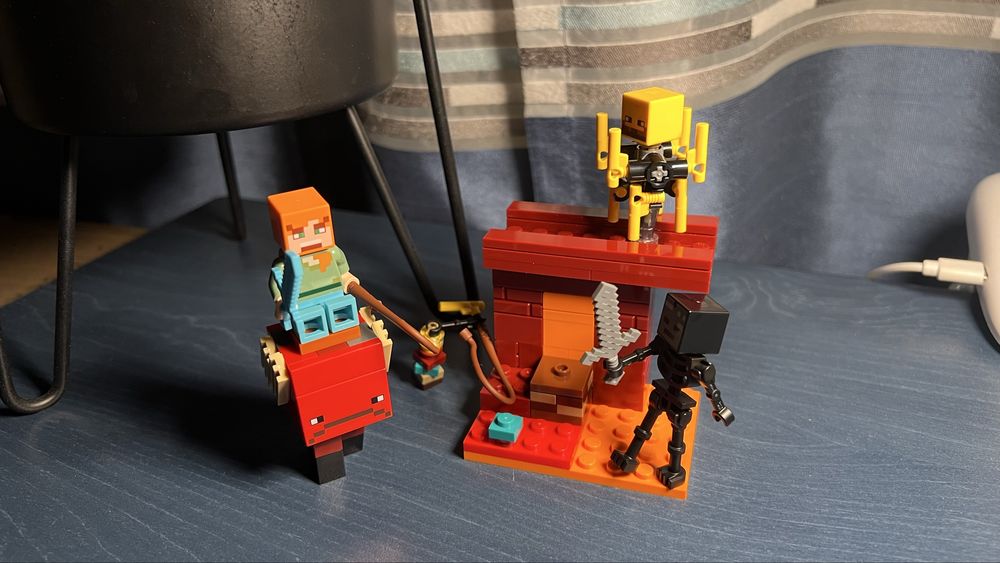 Set Lego 21266 Minecraft batalie in Nether