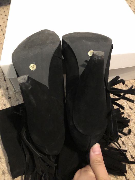 Vând ghete piele întoarsă negre cu ciucuri mărimea 38