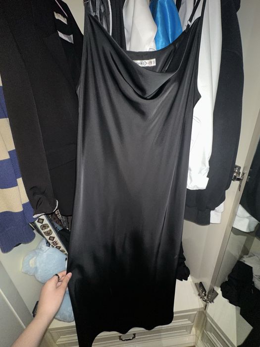 Черное атласное платье