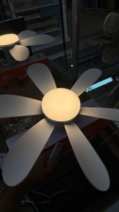 Ventilator LED E27 cu Telecomandă – 3 Viteze, Lumină Reglabilă 3000K–6500K