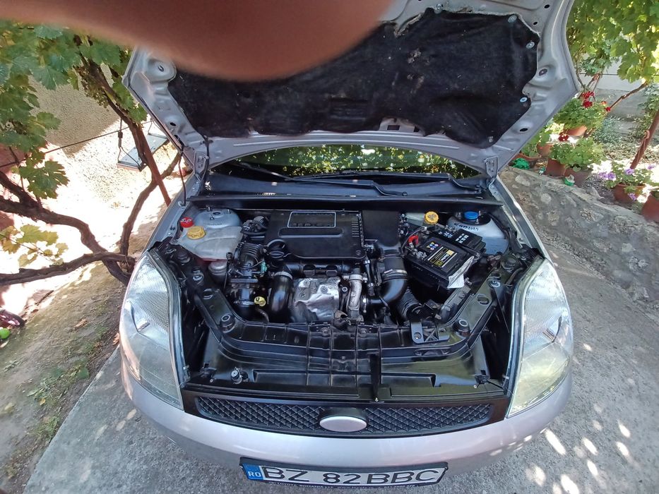Vând s.au Schimb.. Ford  Fiesta Ghia an 2005  1.6Tdci. Tel 0762391657.
