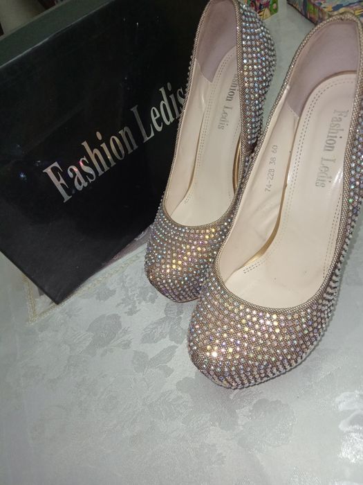 Ayollar oyoq kiyimlari