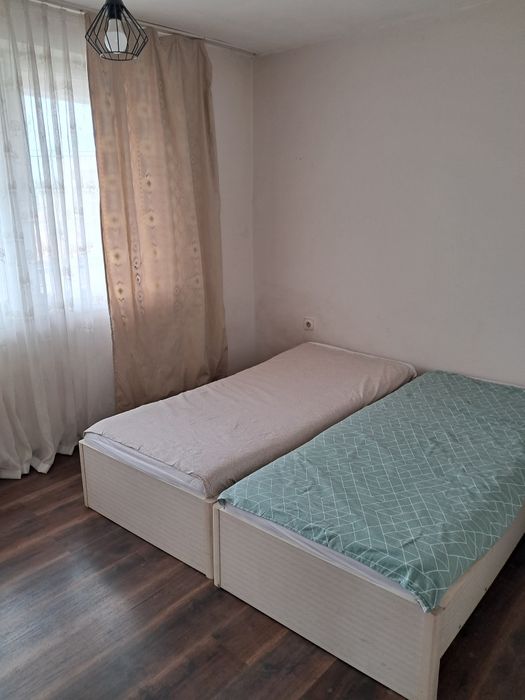 Давам под наем  обзаведен тристаен апартамент в гр.Сливница.