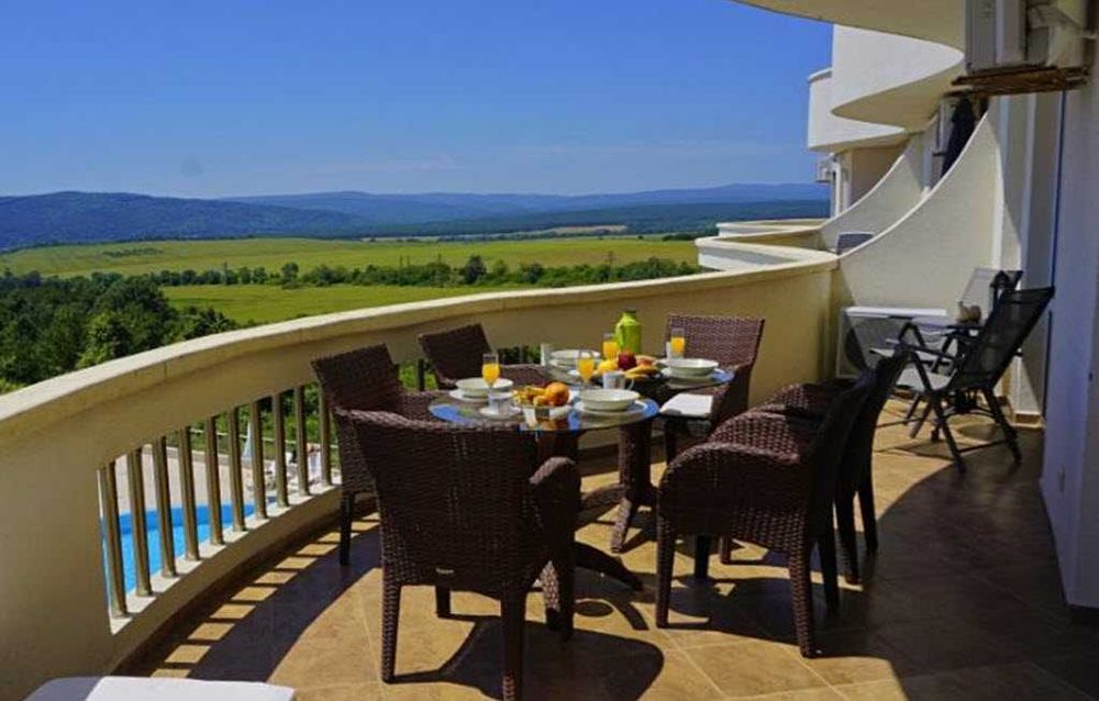 Тристаен апартамент в затворен комплекс в Бяла