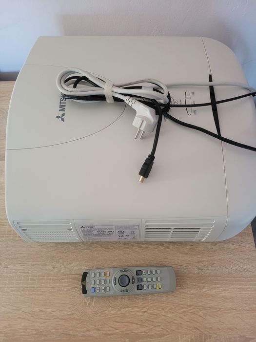 Video proiector profesional Mitsubishi XD3500U