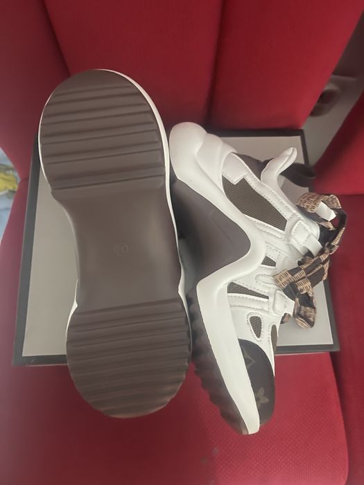 Adidasi noi,marimea 37