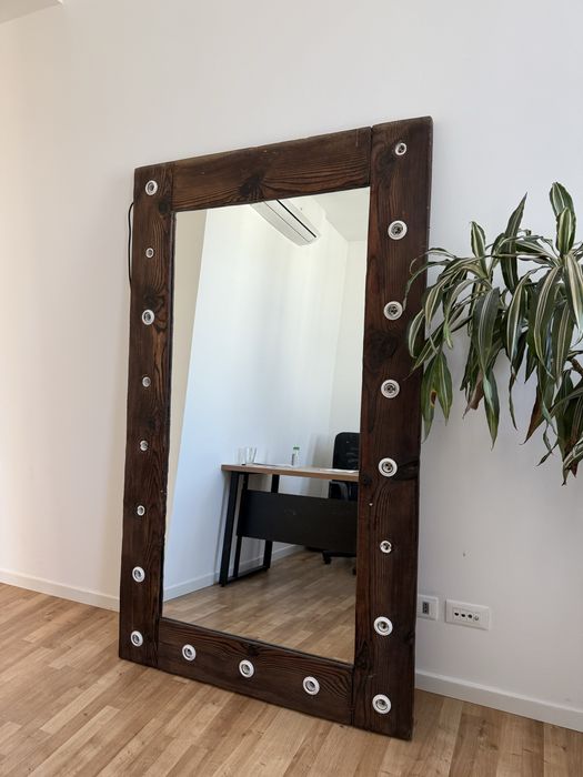 Зеркало деревянное с лампочками